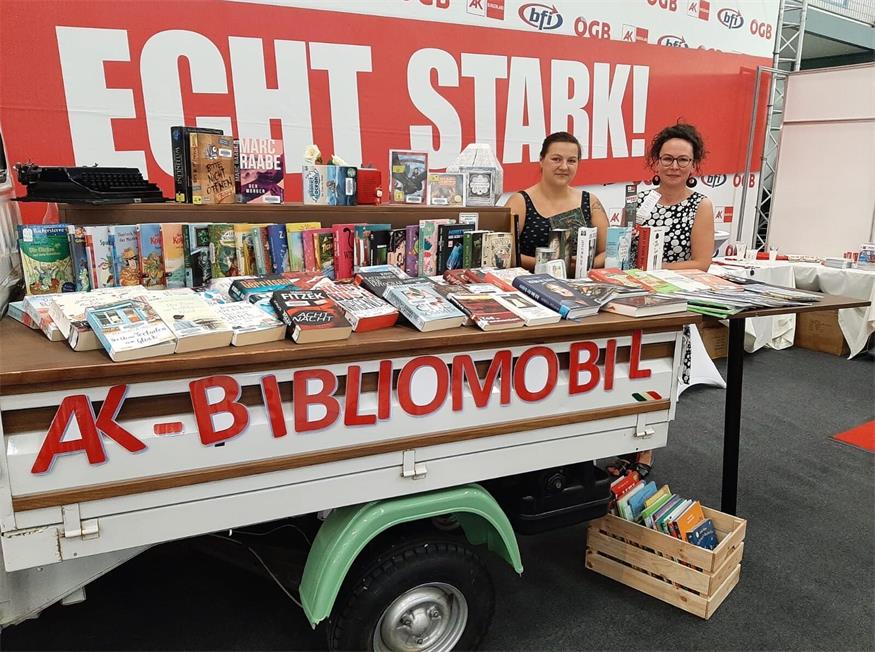 Das rollende Bücherregal wurde erstmals bei der Inform eingesetzt.