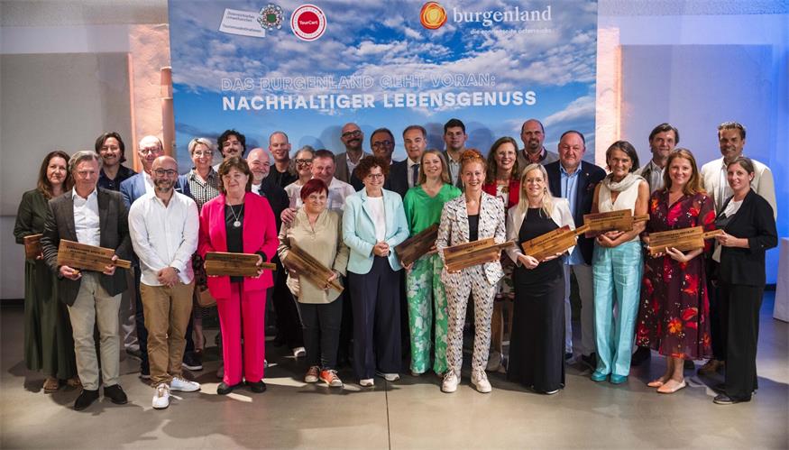 Das sind "Burgenlands Beste 2025": Burgenland Tourismus-Geschäftsführer Didi Tunkel (r.), Landeshauptmann-Stellvertreterin Anja Haider-Wallner und Landesrat Leonhard Schneemann gratulierten den Spitzengastronomen.