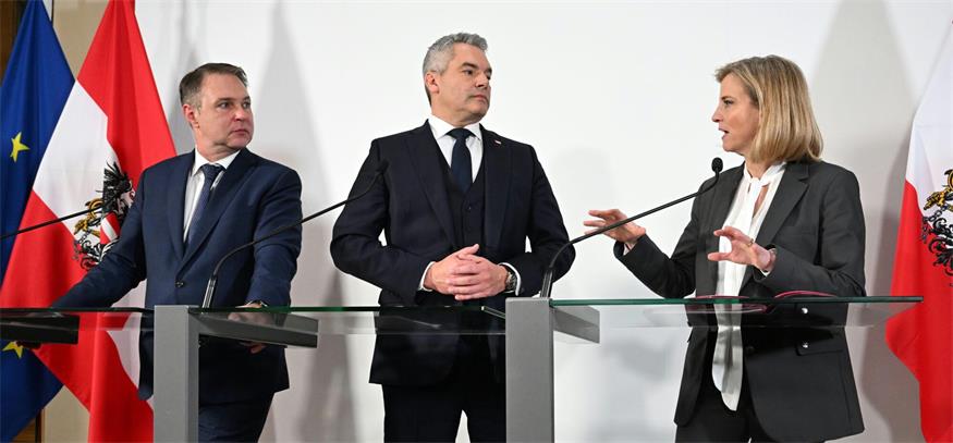 Das war's mit den Verhandlungen. SPÖ-Chef Andreas Babler, Bundeskanzler Karl Nehammer und NEOS-Vorsitzende Beate Meinl-Reisinger, die jetzt das Ende der Gespräche verkündete.