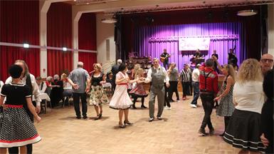 DasParkett im Martinihof glühte förmlich durch die Tanzschritte der Gäste, die beim Rock ’n’ Roll und Fifties Ball der SPÖ Neudörfl dargeboten wurden.