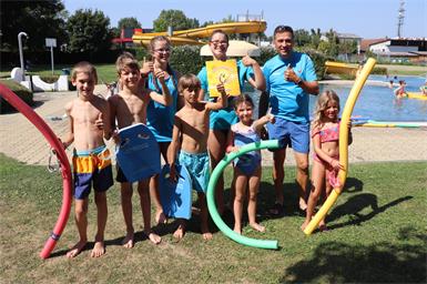 Daumen hoch für den Schwimmkurs in Oberwart.