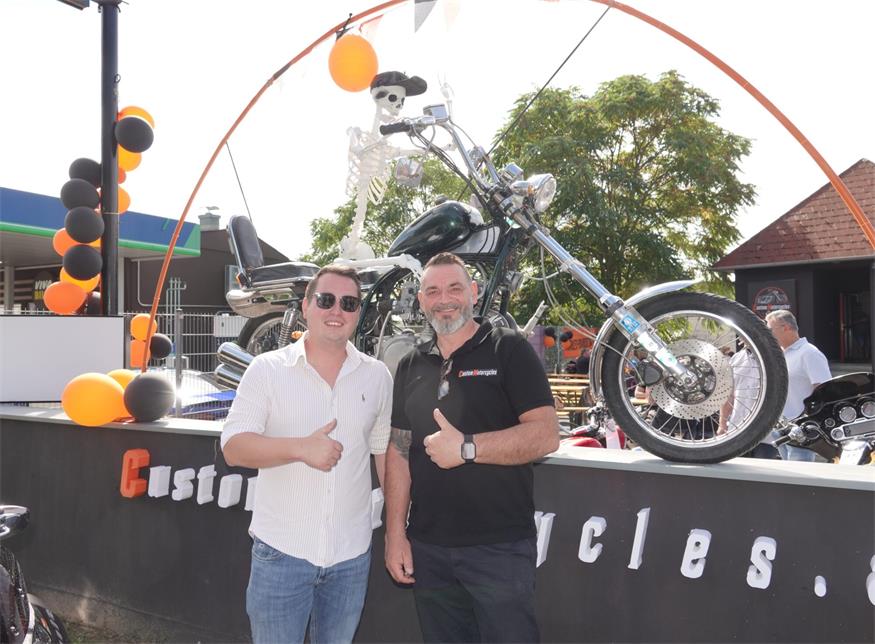 Daumen hoch für die Zukunft. Die beiden Inhaber und Geschäftspartner Christian Stefko und Mahir Omerovic feierten den fulminanten Start von Custom Motorcycles in Stoob-Süd.