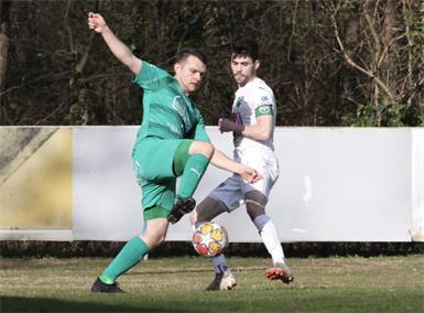 David Fleischhacker (li.) ist mit seinen vier Toren, der wohl konstanteste Spieler der Pamhagener.