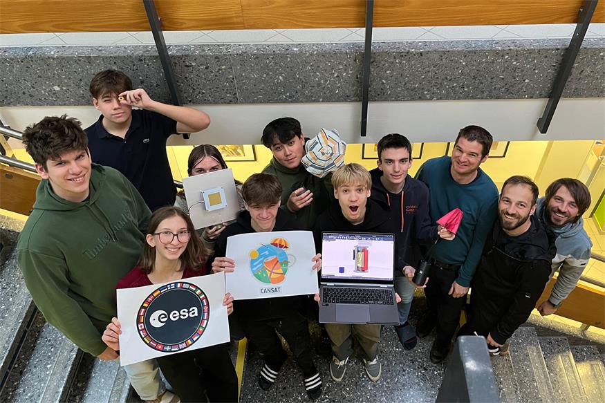 David Mittermann, Cem Melzer, Helena Moser, Martin Reichart, Jan Koo, Dilen Mitnyik, Elias Zvonarits und Noah Heinrich starteten mit ihren Professoren Paul Sommeregger, Clemens Lang und Bernd Lang die Mission CanSat.