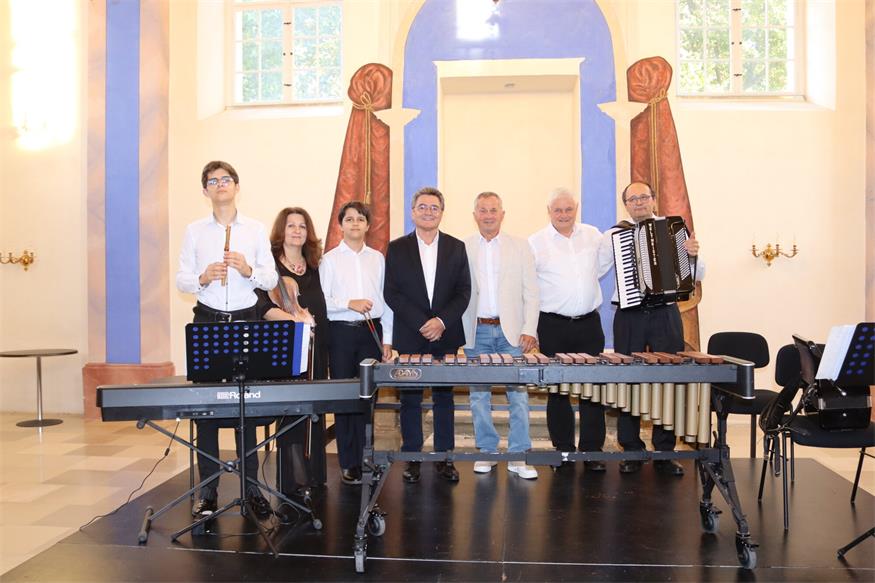 David, Tatjana, Iacob  und Romeo Luchian sowie Kammersänger Franz Supper (M.)  mit Herbert Schlögl (2.v.r) vom ARO-Komitee und Draßmarkts Bürgermeister Anton Wiedenhofer (3.v.r.)  vor dem umjubelten Konzert in der ehemaligen Synagoge. 