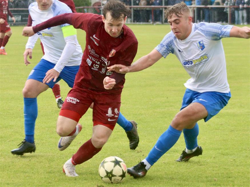 David Thumberger (l.) traf gegen Leithaprodersdorf zum zwischenzeitlichen 2:1. 