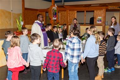 Dechant Martin-Ralph Kalu mit den mitwirkenden Kindern und Jugendlichen. 