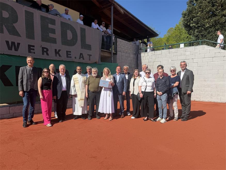 Dem Vorstandsteam erwiesen auch ASVÖ-Burgenland-Präsident Robert Zsifkovits (4.v.l.), Pfarrer Michael Shinto, Bürgermeister Christian Weniger (m.) und Landesrat Heinrich Dorner (r.) die Ehre.