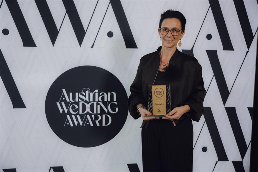 Den Austrian Wedding Award in Gold räumte Weddingfee Danja Ferschner-Kausz für das von ihr arrangierte Styled Shooting ab. „Der Austrian Wedding Award ist der Oscar der Hochzeitsbranche. Es ist schon cool, wenn man im Finale steht, aber wenn du Gold abräumst, bestätigt das die Arbeit, die du machst“, freut sich Danja Ferschner-Kausz. 