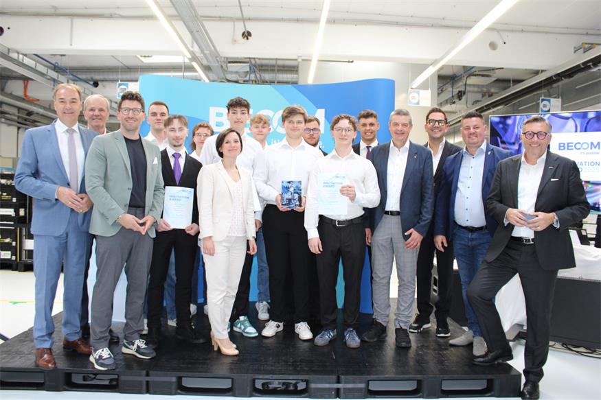 Den BECOM Award Preisträgern gratulierten Johann, Johannes und Roman Bock vom BECOM Management, Landesrat Leonhard Schneemann, Wirtschaftskammer-Direktor Harald Schermann, Industriellenvereinigung-Geschäftsführerin Aniko Benkö, HTL-Direktor Wilfried Lercher und Lockenhaus' Bürgermeister Michael Kefeder.
