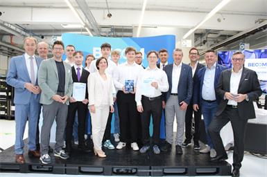 Den BECOM Award Preisträgern gratulierten Johann, Johannes und Roman Bock vom BECOM Management, Landesrat Leonhard Schneemann, Wirtschaftskammer-Direktor Harald Schermann, Industriellenvereinigung-Geschäftsführerin Aniko Benkö, HTL-Direktor Wilfried Lercher und Lockenhaus' Bürgermeister Michael Kefeder.
