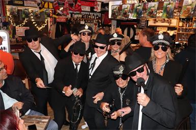 Den Blues Brothers wurden von den Sisters Handschellen angelegt - hoffentlich nur symbolisch.