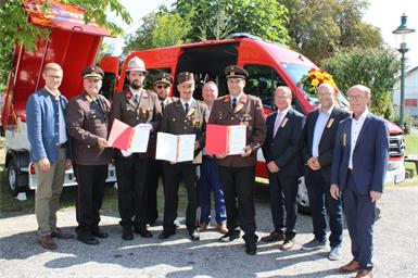 Den Geehrten Michael Urlep (Verdienstzeichen in Bronze), Erich Kollarich (Verdienstzeichen in Silber) und Thomas Hedl (Ausbildnermedaille in Bronze) gratulierten (v.l.) Landtagsabgeordneter Patrik Fazekas, Landeskommandantstellvertreter Martin Reidl, Abschnittskommandant Alexander Blazovich, Landtagsabgeordneter Roman Kainrath, Bürgermeister Paul Fercsak, Landtagsabgeordneter Sandro Waldmann und Bezirkshauptmann Klaus Trummer.