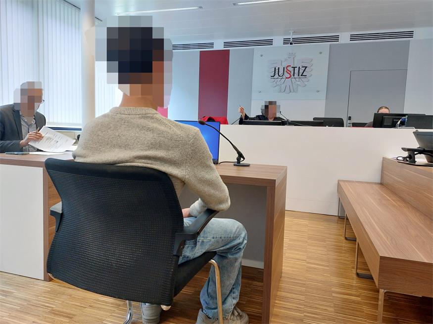 Der 17-jährige Jugendliche bestritt, für die Verletzung des Wettlokal-Besuchers verantwortlich zu sein.