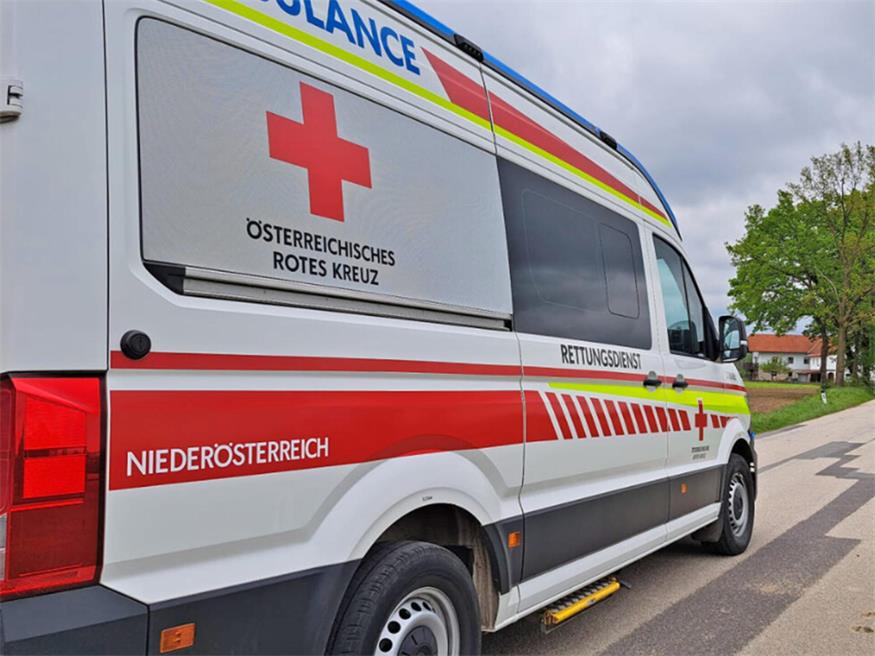 Der 20-jährige Lenker des Rettungswagens konnte sein Fahrzeug nicht mehr rechtzeitig abbremsen und prallte auf das Heck des Pkw.