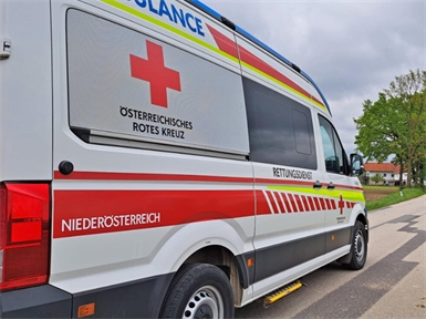 Der 20-jährige Lenker des Rettungswagens konnte sein Fahrzeug nicht mehr rechtzeitig abbremsen und prallte auf das Heck des Pkw.