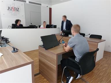 Der 21-jährige Angeklagte übernahm nach längerem Nachdenken die Verantwortung für die Tat.
