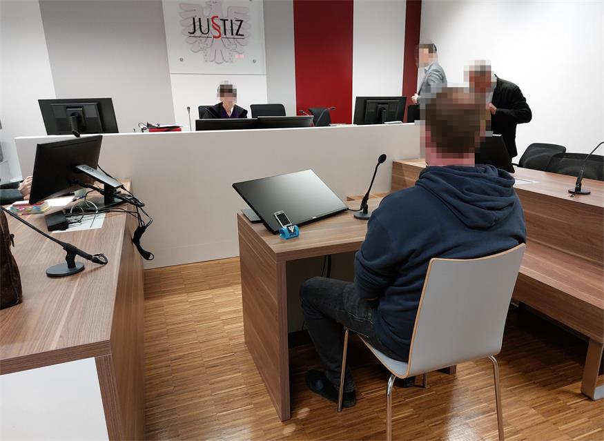 Der 22-Jährige gab zu, in einem Kaufvertrag die Angaben zu den Betriebsstunden des Motorrads verändert zu haben.
