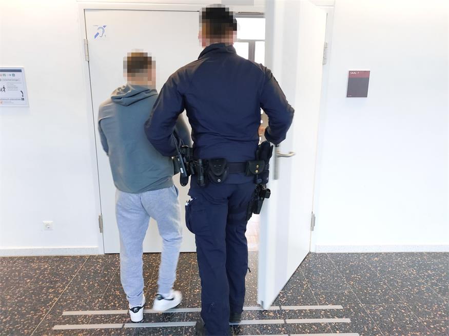 Der 24-jährige Syrer wurde aus der Justizanstalt in den Verhandlungssaal gebracht.