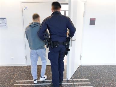 Der 24-jährige Syrer wurde aus der Justizanstalt in den Verhandlungssaal gebracht.