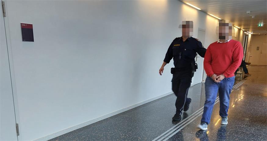 Der 24-jährige türkische Staatsbürger wurde aus der Untersuchungshaft in den Verhandlungssaal gebracht.
