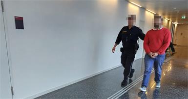 Der 24-jährige türkische Staatsbürger wurde aus der Untersuchungshaft in den Verhandlungssaal gebracht.