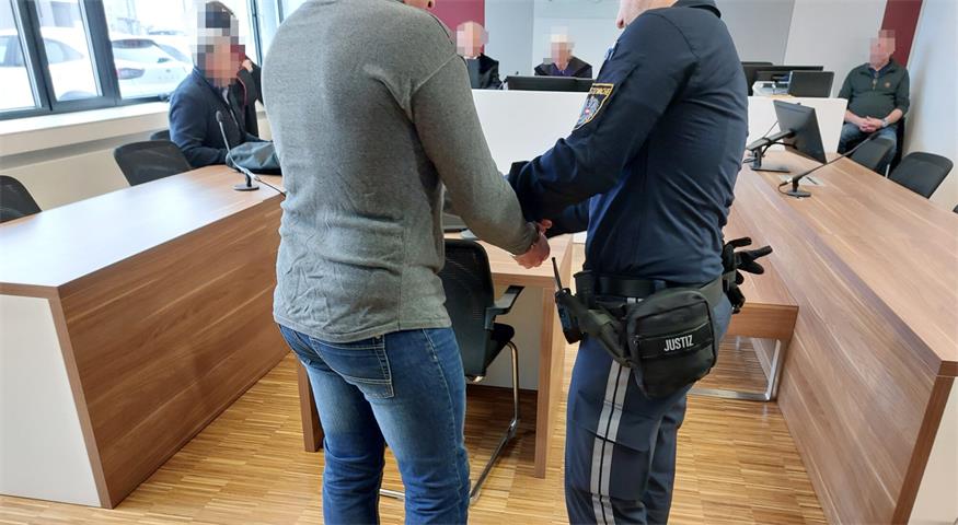 Der 31-jährige Brandstifter zeigte sich mit der Einweisung in eine Therapieeinrichtung einverstanden.