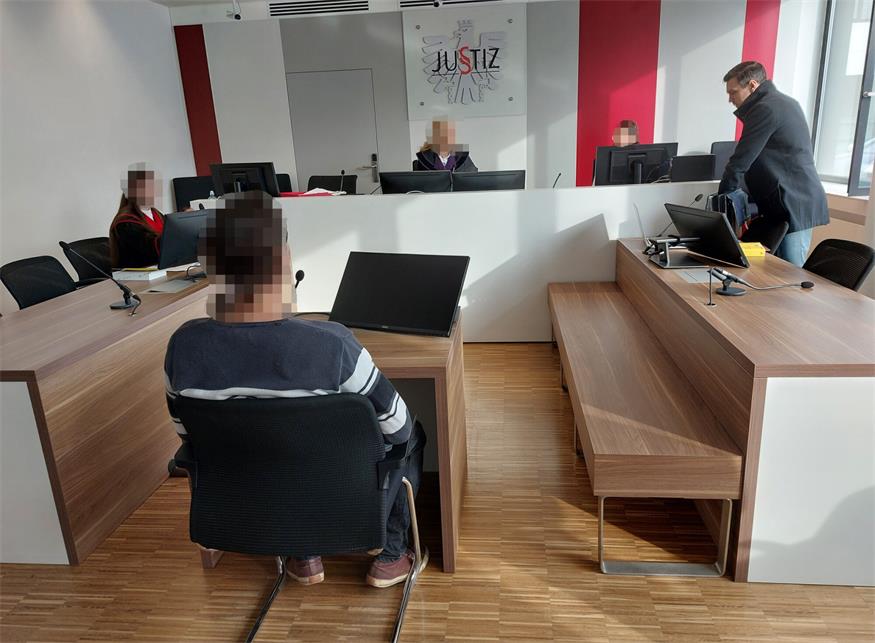 Der 35-jährige Angeklagte, verteidigt von Florian Astl (rechts), musste vielfach ermahnt werden, weil sein Redefluss nicht zu stoppen war.