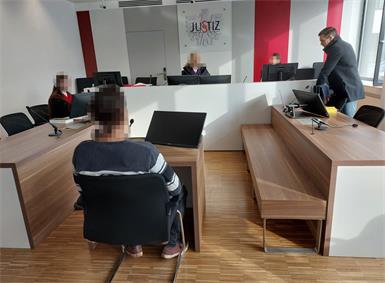 Der 35-jährige Angeklagte, verteidigt von Florian Astl (rechts), musste vielfach ermahnt werden, weil sein Redefluss nicht zu stoppen war.