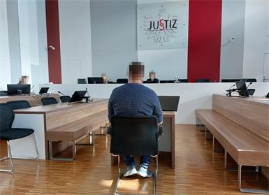 Der 37-jährige Angeklagte gab zu, 28 Videos mit Kindesmissbrauch-Darstellungen besessen zu haben.
