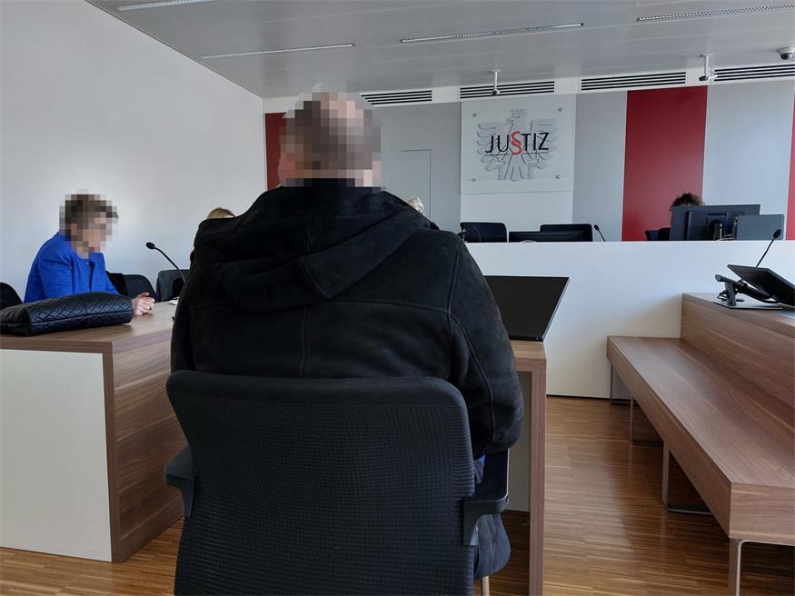 Der 41-Jährige behauptete vor Gericht: "Ich rutschte aus und schlug mit dem Kopf gegen die Seitenscheibe."