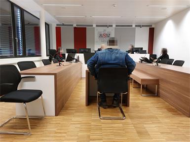 Der 41-Jährige bekannte sich vor Gericht schuldig und entschuldigte sich unter Tränen bei seiner Frau.