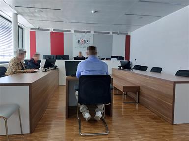 Der 42-jährige Angeklagte gab zu, dass er den Führerschein unter ungewöhnlichen Umständen erworben hatte.