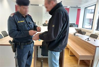 Der 60-jährige Angeklagte wurde aus der Justizanstalt in den Gerichtssaal gebracht.