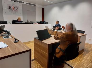 Der 65-jährige Wiener soll beim Einfahren in eine Parklücke einen Mann verletzt haben.