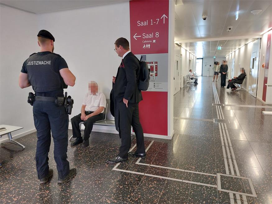 Der 84-jährige Betroffene wartete mit seinem Anwalt und dem Justizwachebeamten auf den Beginn der Verhandlung.