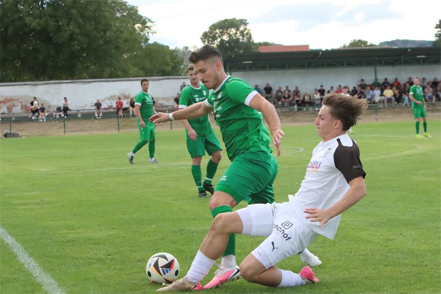 Der ASK Raiding tritt beim Auswärtsspiel in Unterpullendorf mit breiter Brust an – zuletzt ließ das Team von Trainer Toni Drabeck in Neckenmarkt (Bild) und gegen Loipersbach nichts anbrennen. Foto: Bernhard Fenz