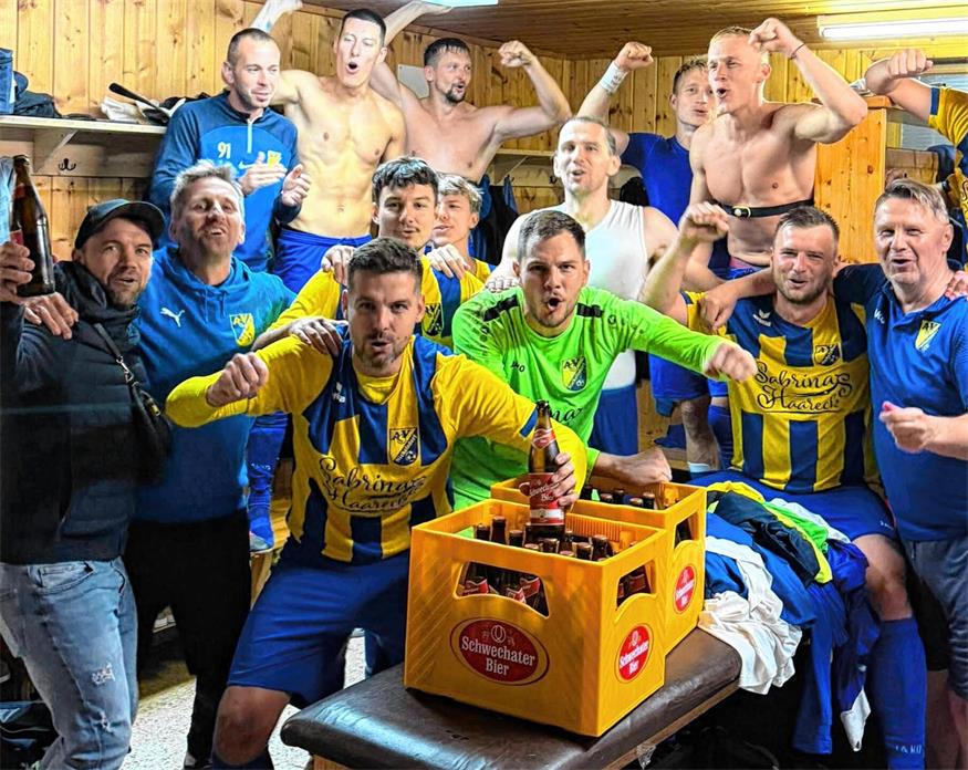Der ASV Nickelsdorf hatte nach dem 3:1-Heimsieg gegen Frauenkirchen alles Grund zum Feiern.
