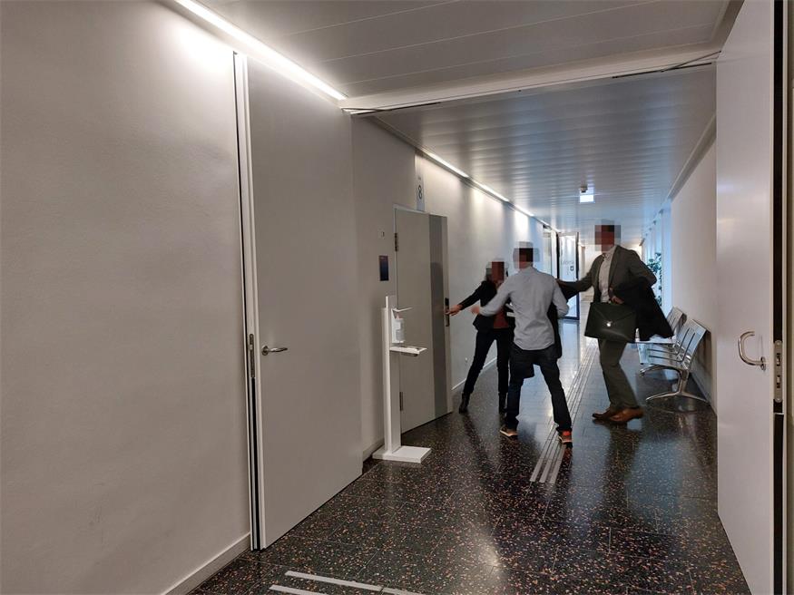 Der Angeklagte (Mitte) am Weg in den Gerichtssaal.