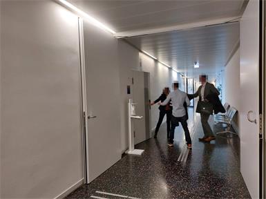 Der Angeklagte (Mitte) am Weg in den Gerichtssaal.