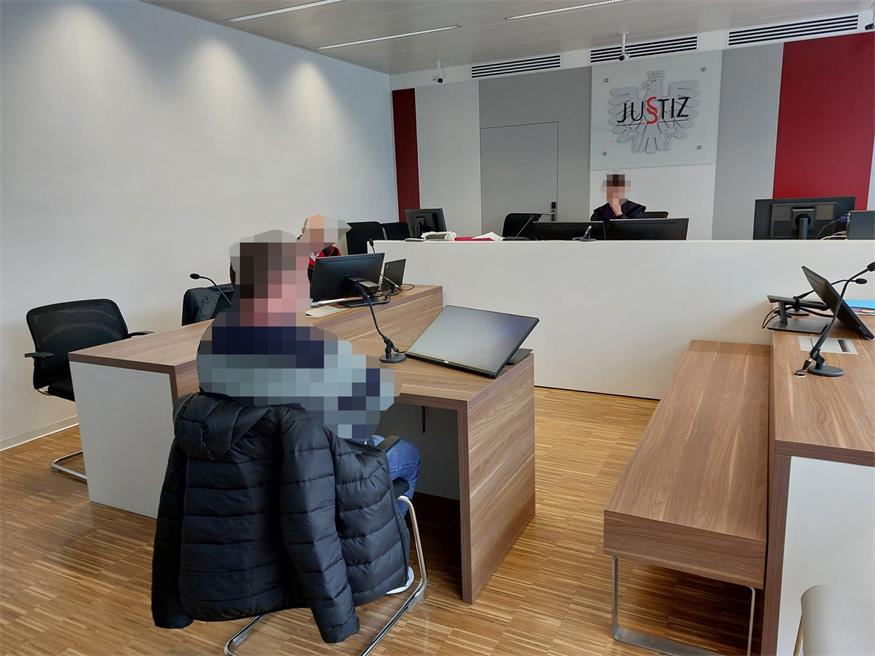 Der Angeklagte behauptete, das illegale Missbrauchsmaterial sei "zufällig" in seinen Besitz gelangt.