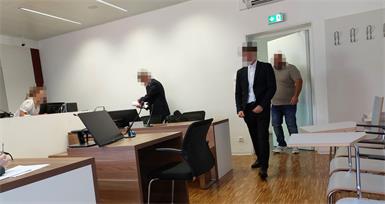 Der Angeklagte beim Betreten des Gerichtssaales.