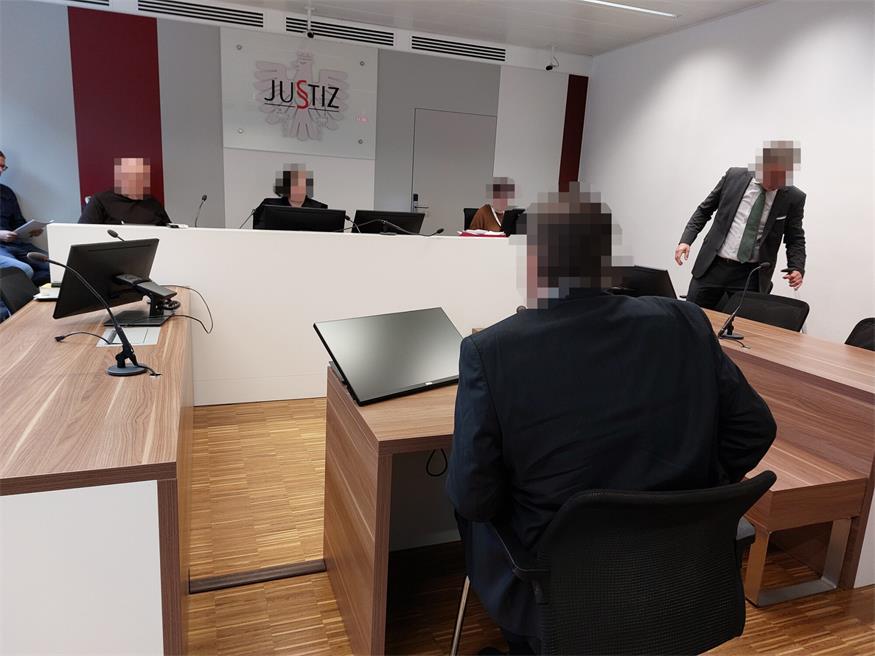 Der Angeklagte bekannte sich zu den Betrugshandlungen schuldig.