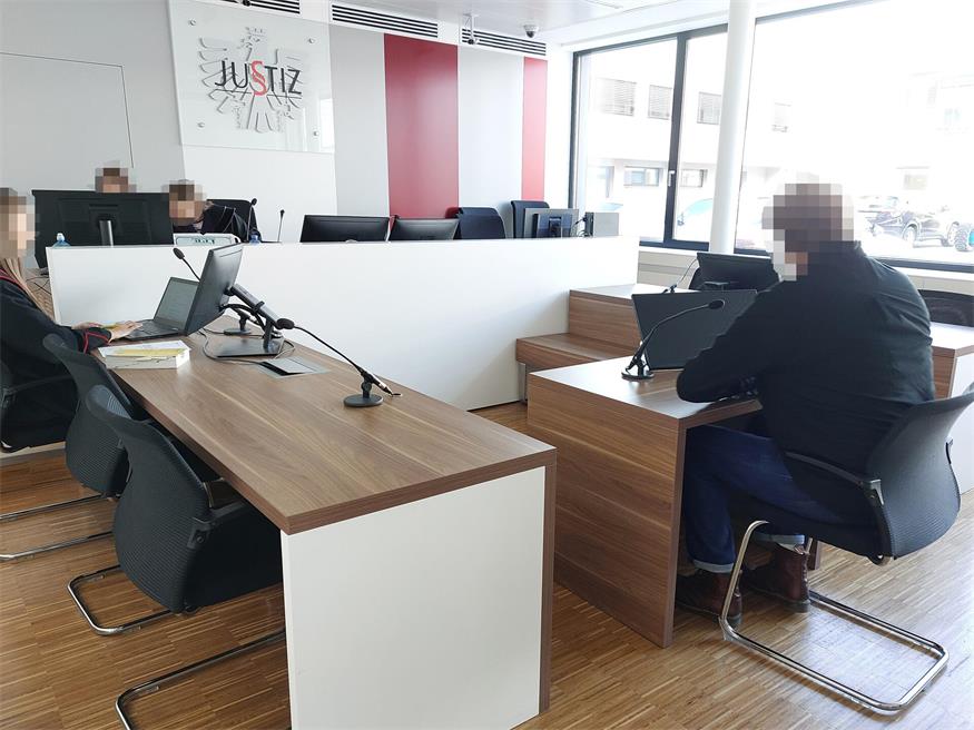 Der Angeklagte blieb dabei: Er habe das Geld in Kuverts gesteckt und in der Poststelle abgegeben.