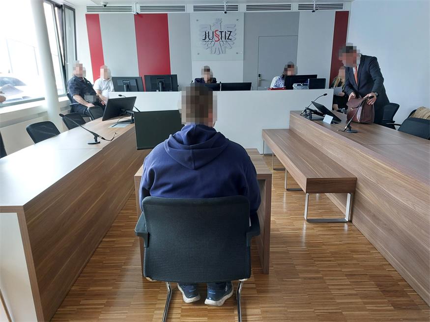 Der Angeklagte gab an, er sei selbst als Kind zum "Scheitlknien" gezwungen worden.