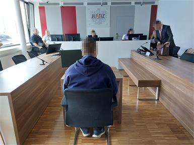 Der Angeklagte gab an, er sei selbst als Kind zum "Scheitlknien" gezwungen worden.