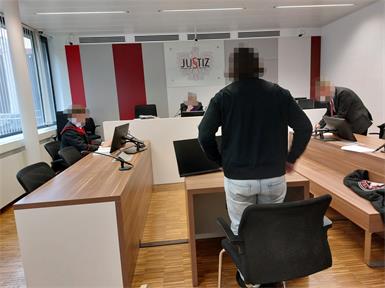 Der Angeklagte gab zu, unter dem Namen seines Bruders vor Gericht gestanden zu sein.