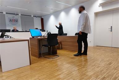 Der Angeklagte (rechts) und sein Anwalt Michael Dohr freuten sich über den Freispruch.