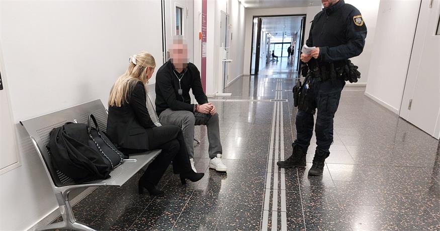 Der Angeklagte vor Beginn des Schwurprozesses im Gespräch mit seiner Anwältin.