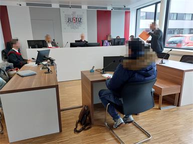 Der Angeklagte war mit seinem Verteidiger unzufrieden, deshalb wurde der Prozess auf Ende des Monats vertagt.